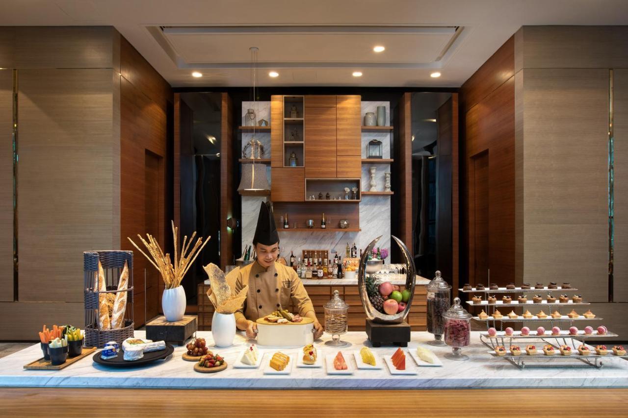 Hotel Sofitel Kuala Lumpur Damansara Exterior foto A pastry chef at work